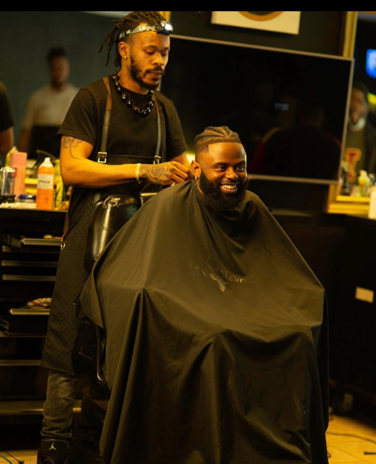 Ambiance du salon avec le coiffeur et un client