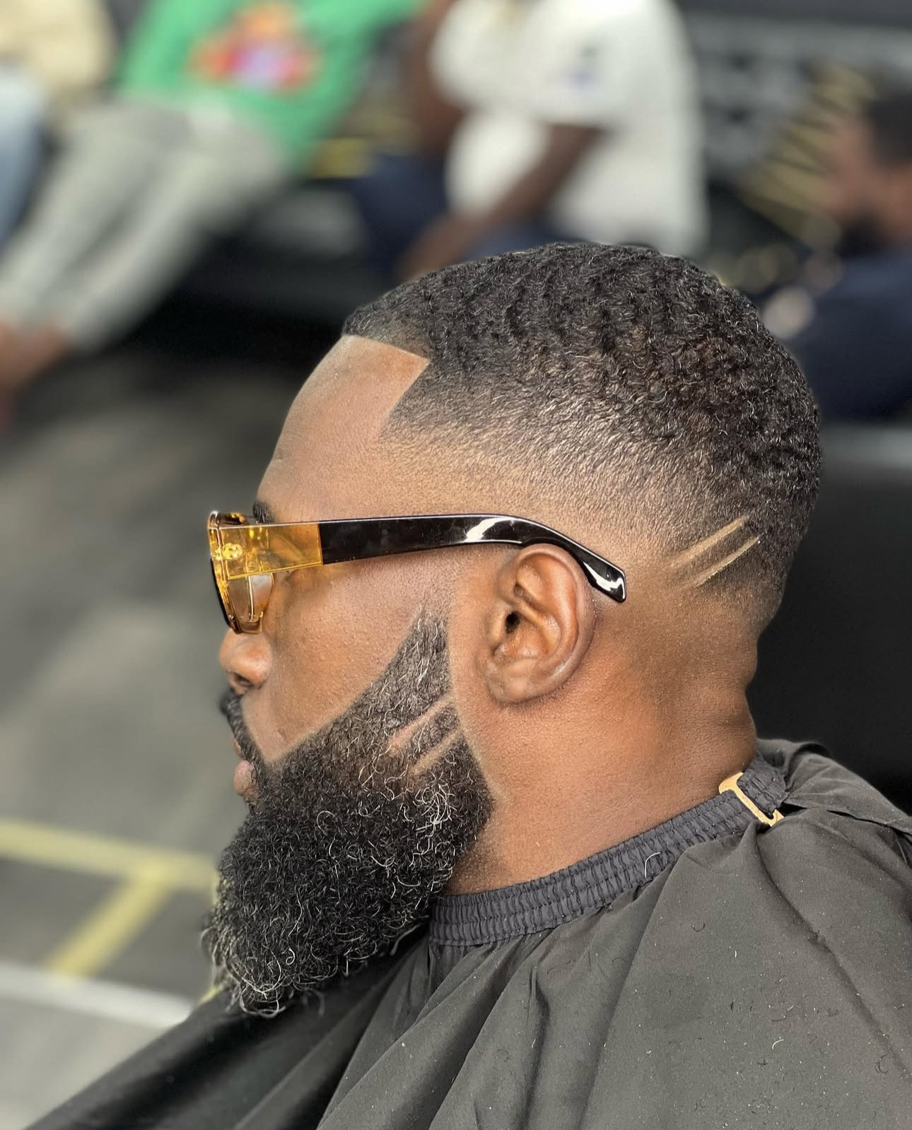 Coupe afro avec dégradé et contour net