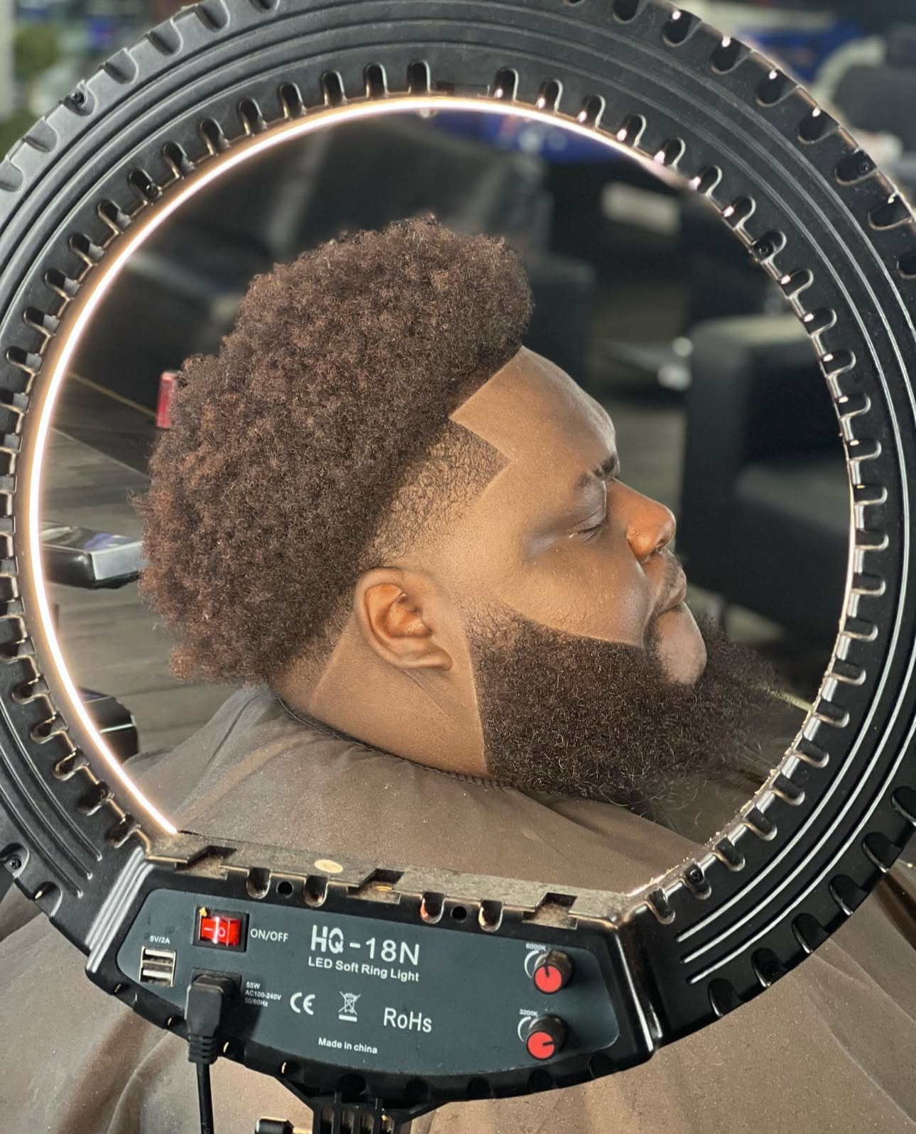 Coupe de cheveux avec design et barbe sculptée
